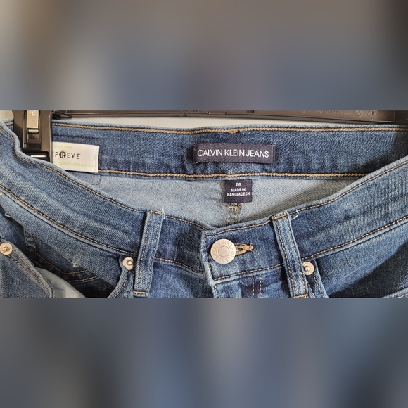 Calvin Klein Jeans • Mid Rise Skinny - Picture 2 of 5